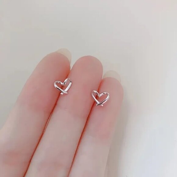 Elegant Heart-Shaped Hollow Stud Earrings - Picture 3 of 5